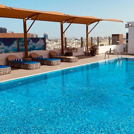 The Avenue Hotel Doha Exteriör bild Rooftop pool at the hotel