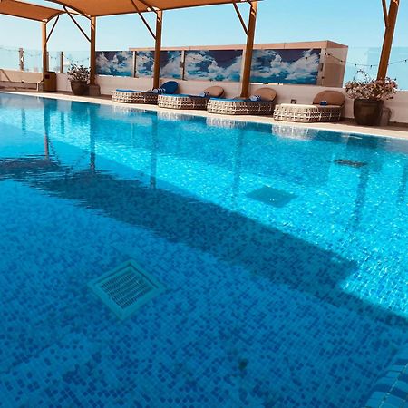 The Avenue Hotel Doha Exteriör bild Rooftop pool at the hotel