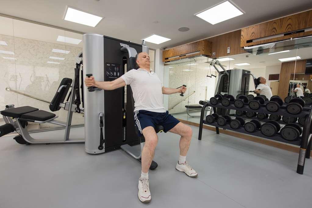 The Avenue Hotel Doha Bekvämligheter bild A man using a cable machine