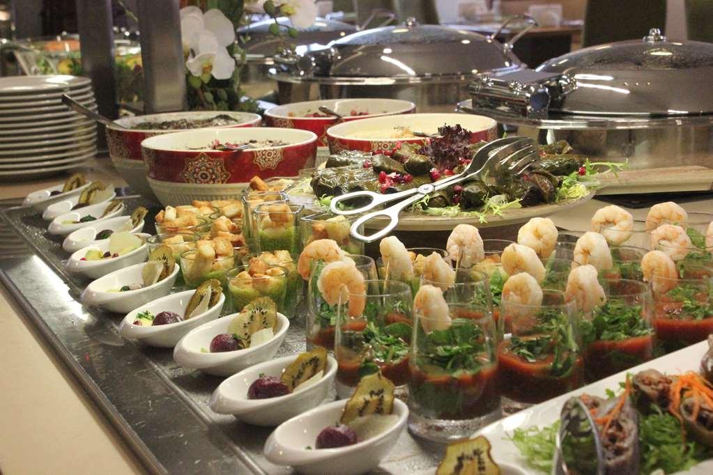 The Avenue Hotel Doha Bekvämligheter bild A buffet at a hotel