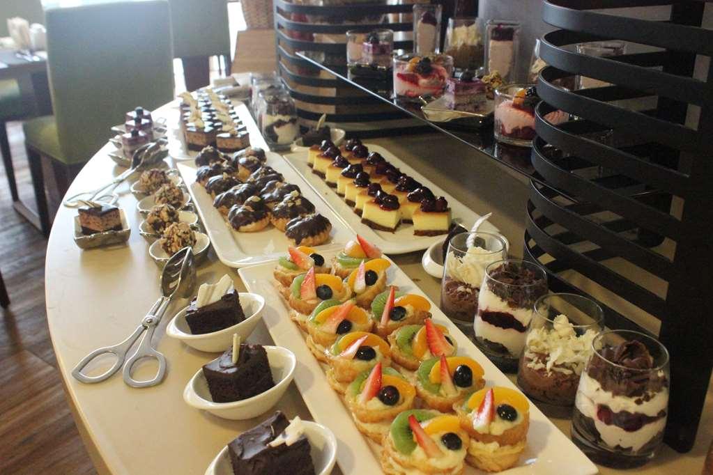 The Avenue Hotel Doha Bekvämligheter bild A dessert buffet
