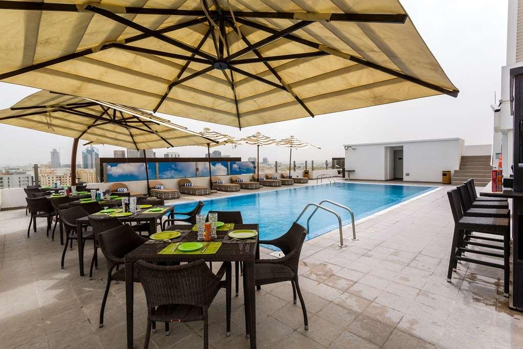 The Avenue Hotel Doha Bekvämligheter bild Rooftop pool at the hotel